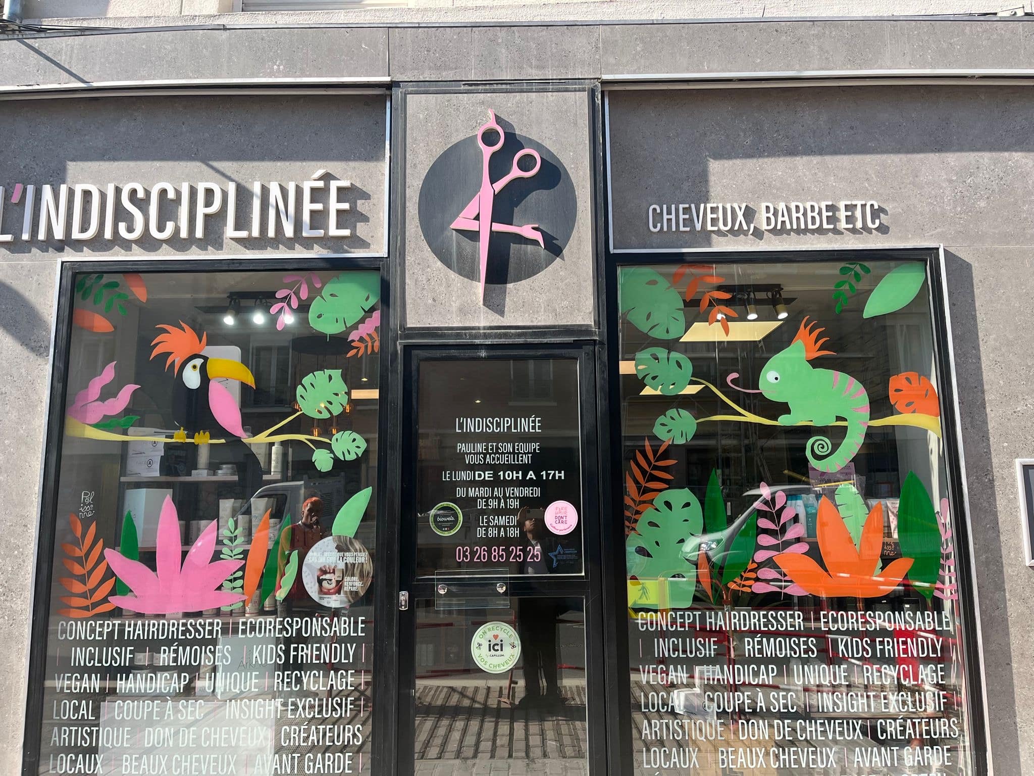 décoration de vitrine très colorée toucan caméléon Polissonne