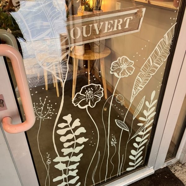 Décor de vitrine fleuri