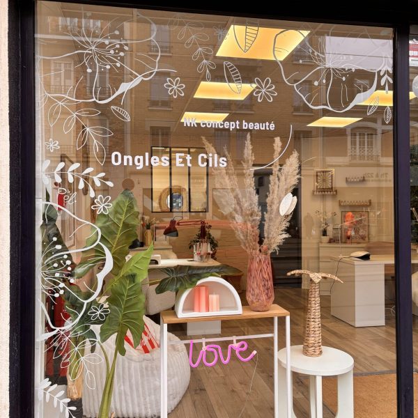 Décoration vitrine fleurie Printemps Reims Polissonne