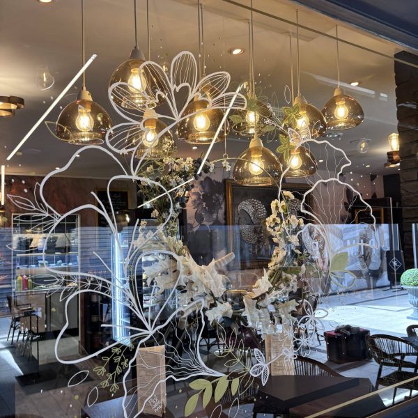 Décor vitrine raffiné et élégant restaurant Harold Reims